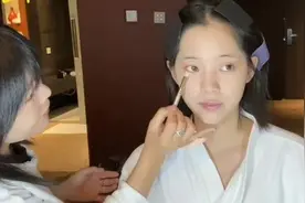 欧阳娜娜终于出爆火的“千金妆”教程了！素颜怼脸拍，妆容全曝光图片