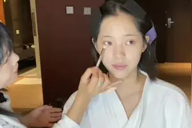 欧阳娜娜终于出爆火的“千金妆”教程了！素颜怼脸拍，妆容全曝光图片
