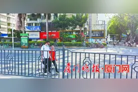 十字路口护栏挡道 过马路上不了人行道？反馈情况后，“拦路虎”现已拆除图片