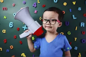 孩子满嘴“屎尿屁”，背后传递丰富的信息量，父母要做好引导工作图片