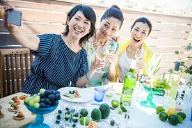 妻子去参加同学聚会，被人意外表白，回来后整个人都变了图片