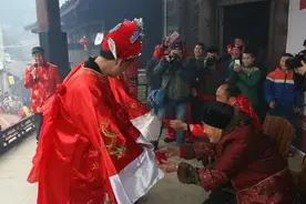 “我儿子堂堂大学生，你这叫高攀”新娘一开口，婆婆成婚礼上笑柄图片