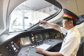 高铁每站只停3分钟，司机想上厕所怎么办？看完感叹很“辛苦”视频封面