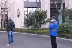 上海居民保持距离排队领口罩，网友：排出来了北欧的感觉视频封面