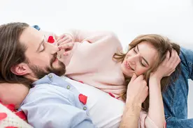 女博士的相亲路：为了顺利结婚，老妈说我是本科生图片