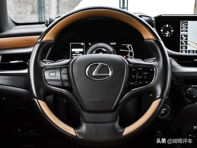 日系豪华中级车，空间又大又舒服，还省油，实拍雷克萨斯ES