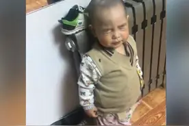 3岁宝宝发脾气打翻碗筷，被妈妈罚站后表情亮了，网友：来报恩的图片