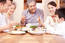 姥爷故意逗外孙：“老来我家蹭饭不害臊吗？”得到的回应扎心了图片