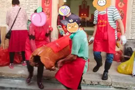 广东农村婚宴，随礼30，回礼100，一头乳猪4人抬，菜品成本1200图片