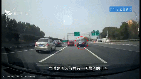 太可怕！厦门高速一女司机惊人操作！致4车连撞！图片