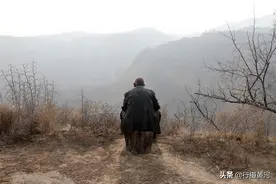 山西7旬大爷一人吃饱全家饱，独占山头当大王，看他活成啥样子图片