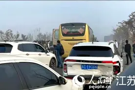 江苏徐州沛县发生多车连环相撞事故 有人员受伤图片