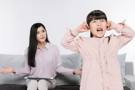孩子太任性，一不顺心就哭闹怎么办？教你“一冷一热”来处理图片
