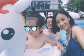 38岁陈意涵官宣二胎怀女，挺孕肚陪儿子游泳，称预产期在年底图片