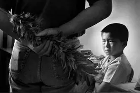 孩子挨揍后若有这些表现，父母要赶紧停手，真的深深伤害到了图片