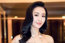 她参加模特大赛得冠军，被导演关注邀请演戏，与胡歌合作开始走红图片