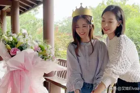 王晓晨片场庆生玩亲嘴，穿衬衫配牛仔裙，同闺蜜宋茜亲吻真放得开图片
