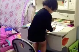 二胎家庭欢乐多？2岁妹妹带纸尿裤帮哥哥写作业，操碎了心图片