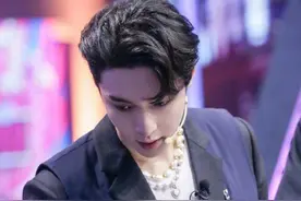 酷帅马甲叠穿搭法则，邓伦张艺兴清新优雅，朱正廷黄子韬复古潮流图片