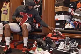 在NBA，你知道球员多久更换一双球鞋吗？一双又要多少钱？图片