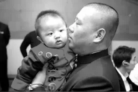 郭德纲的小爱徒长大了，于谦给儿子捧哏，相声二代于梓杰登台首秀图片