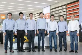 千亿雷军一只包包背5年，百元小米背出LV感，程序员真该学他图片