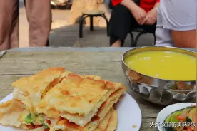 河南大妈路边卖早餐，20年没有招牌，5元1份早上9点就抢光图片