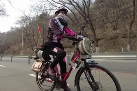 沈阳一对老俩口爱骑行，大爷一顿神操作，改装后自行车太拉风图片