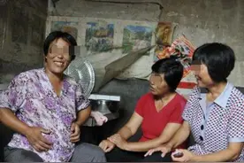 带孩子遛弯，49岁妈妈偶遇同龄奶奶，两人差距不是一般大图片