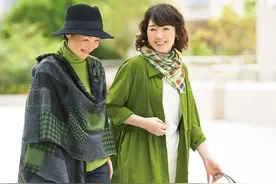 女人过了六十岁，尽量别穿深色衣服，呆板沉闷又没气质，还很显老图片