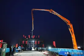见证承载铁路轨道的桥梁混凝土浇筑通宵进行，为何夜里施工？图片
