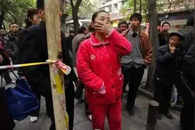 学校门口的“睡衣妈妈”太吸睛，方便了自己，却不顾孩子的尊严图片