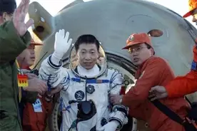 杨利伟《太空一日》入选语文课本，弘扬航天精神图片