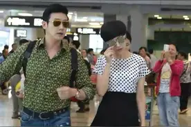 鲍蕾这身材女人堆里少有！穿小黑裙大秀蜂腰细腿，168比例完美图片