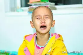 为让4岁女儿高兴，年轻妈妈剃了光头：这些苦我要陪她一起承受图片