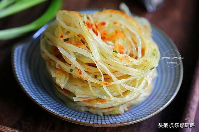 丝丝饼怎么做好吃又简单（几个剩饺子皮）