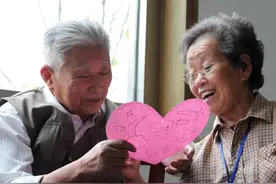 75岁老人：在儿女家轮流养老后，我才发现，晚年守好这3样才踏实图片