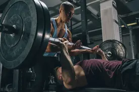 经科学研究证明，可以提升卧推1RM的11种技巧(上)图片