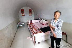 晋南85岁老奶奶30年独居深山住窑洞，种6亩地2亩果，日子过得咋样图片