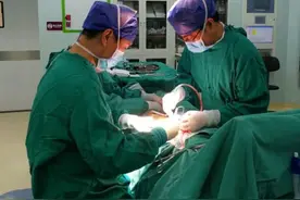 女子因脚底长了颗黑痣被截肢！医生：这几个部位的痣要格外当心图片