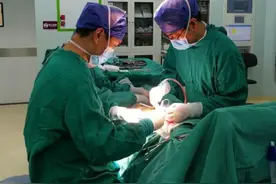 女子因脚底长了颗黑痣被截肢！医生：这几个部位的痣要格外当心图片