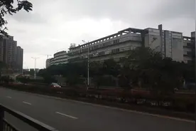 深圳龙岗中心城与东莞凤岗交界处实拍，旁边是北通道图片