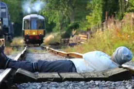 当火车开过来时，人躺在铁轨中间能活命吗？一组数据告诉你图片