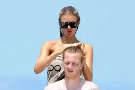 足坛一对另类“黑白配”！罗伊斯比模特妻子还白，31岁还是那么帅图片