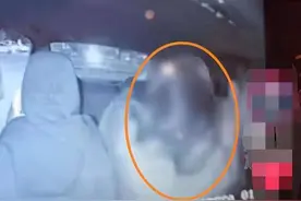 奇葩！女乘客强吻的哥，事后还给司机15元当安慰费图片