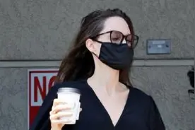 45岁安吉丽娜朱莉带娃出街，深v小蛮腰太抢镜，比女儿还有少女感图片