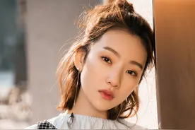 你笑起来真好看，像春天的花一样，可我不知道你是谁，有知道的吗图片
