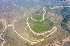 航拍济南彩西路，蜿蜒曲折宛如巨龙盘旋，沿途五彩斑斓美如画图片