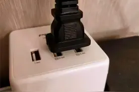 爆笑充电：和兄弟喝酒喝多了，晚上给手机充电，就成这样了图片
