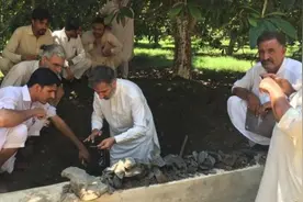 巴基斯坦工人在工地挖出1800年前的佛像后，竟愤怒将其砸成粉碎图片